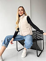 Жіноча коротка стьобана жилетка-безрукавка з кишенями (р.42-48). Арт-3266/26 бежева