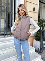 Жіноча коротка стьобана жилетка-безрукавка з кишенями (р.42-48). Арт-3266/26 моко