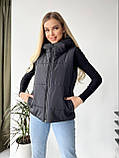 Жіноча коротка стьобана жилетка-безрукавка з капюшоном і кишенями (р.42-48). Арт-3267/26, фото 4