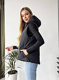 Жіноча коротка стьобана жилетка-безрукавка з капюшоном і кишенями (р.42-48). Арт-3267/26, фото 3