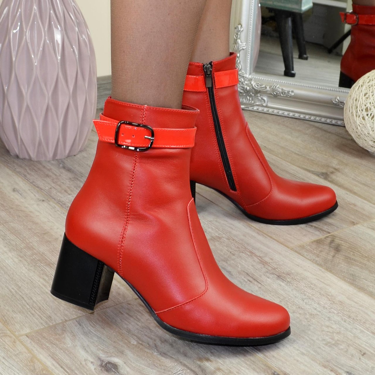 Черевики шкіряні на невисокому каблуці, декоровані лаковим ремінцем, фото 1