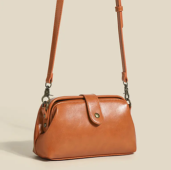 Жіноча сумка через плече, містка сумка клатч з якісної екошкіри коричнева 23см х 7.5см х 14см