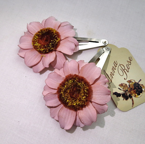 Шпилька тик так з квітами з фоамірану ручної роботи "Пудрова Ромашка"-купити-в інтернет-магазині AnnaRose