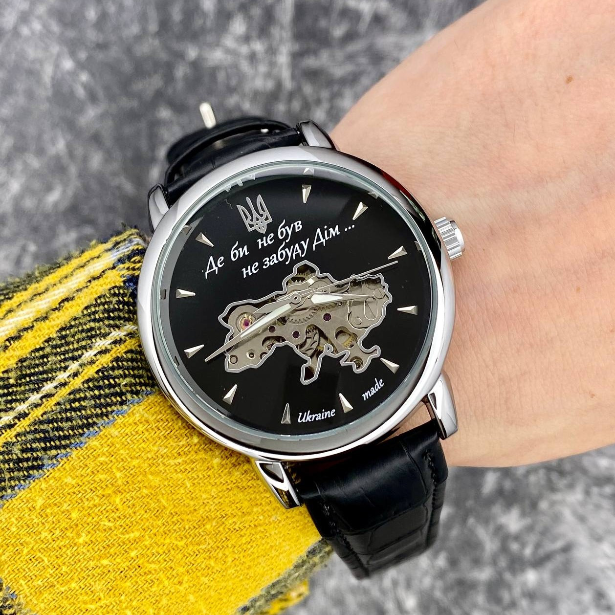 Годинник з чорним циферблатом наручний механічний, круглий годинник з українською символікою з гравіюванням