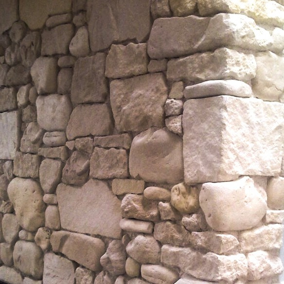 Декоративна гіпсова плитка у вигляді кам'яної стіни в середземноморському стилі.
