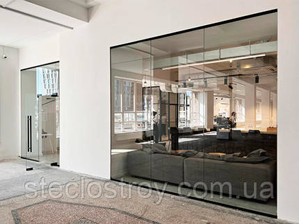 Стеклянная перегородка в черном профиле безрамная Стеклянная перегородка в черном профиле