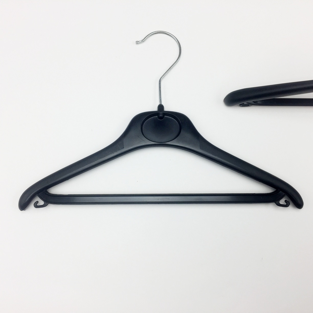 Пластмасові дитячі плічка вішаки для одягу W-DY30 чорного кольору, довжина 300 мм