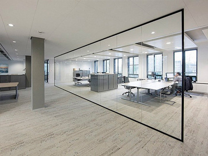 Глухая перегородка из стекла для офиса в черном профиле Глухая перегородка из стекла для офиса