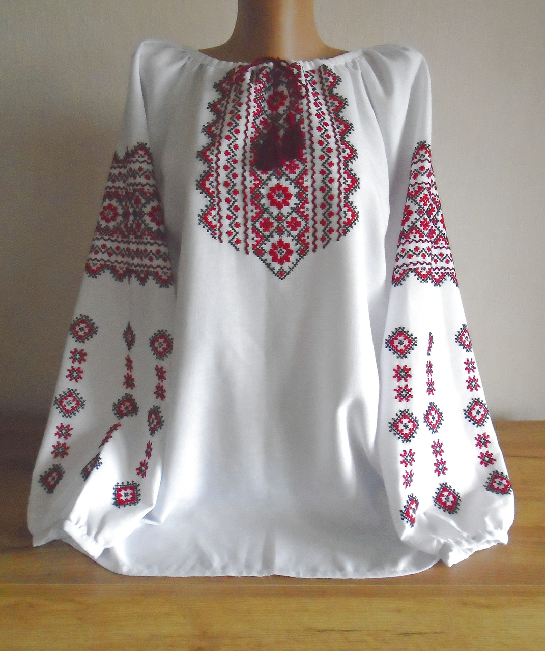 Українська блузка з вишивкою з довгим рукавом на білому полотні ручної роботи розмір XL