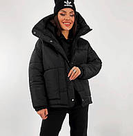 Женская теплая куртка с удлиненной спинкой, карманами, капюшоном с подкладкой синтепон черного цвета