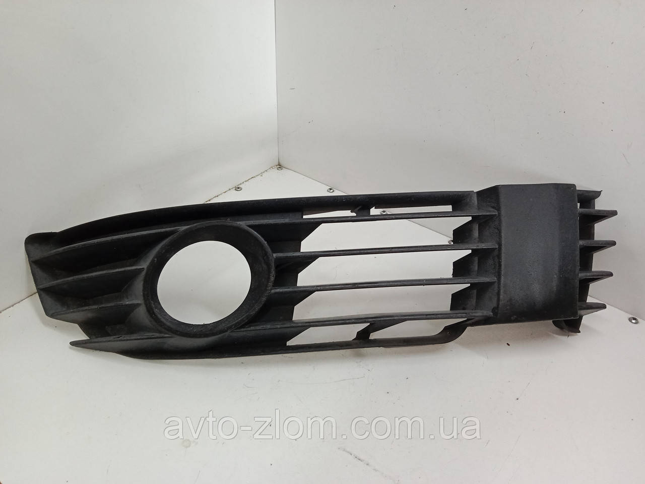 Решітка протитуманки Volkswagen Passat B5+, Пасат Б5+. Права. 2000 – 2005. 3B0853666L.