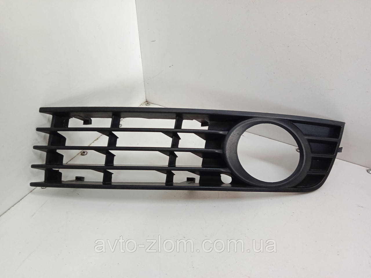 Решітка переднього бампера Audi A4 B6, Ауді А4 Б6. Ліва. 8E0807681., фото 1