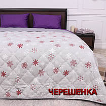 Новорічна Євро максі стьобане покривало 240х215 см байка / мікрофібра світло-сіре зі сніжинками, фото 3