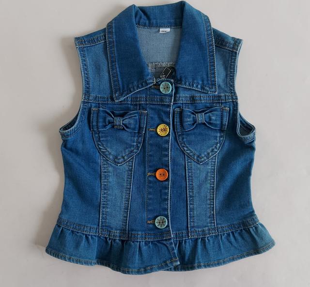 фотографія джинсова дитяча жилетка на гудзиках
