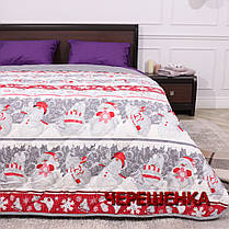 Новорічне полуторне стьобане покривало 160х220 см Сніговички байка / мікрофібра сіре з червоним, фото 3