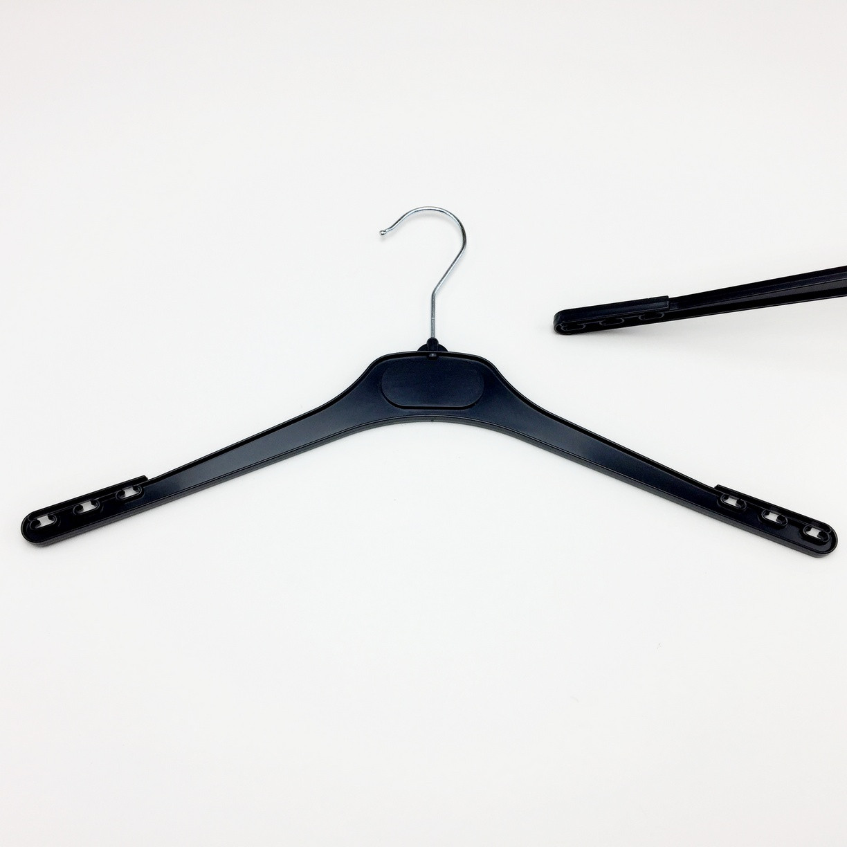 Вішаки тремпелі для одягу пластикові W-DP42 чорного кольору, довжина 420 мм