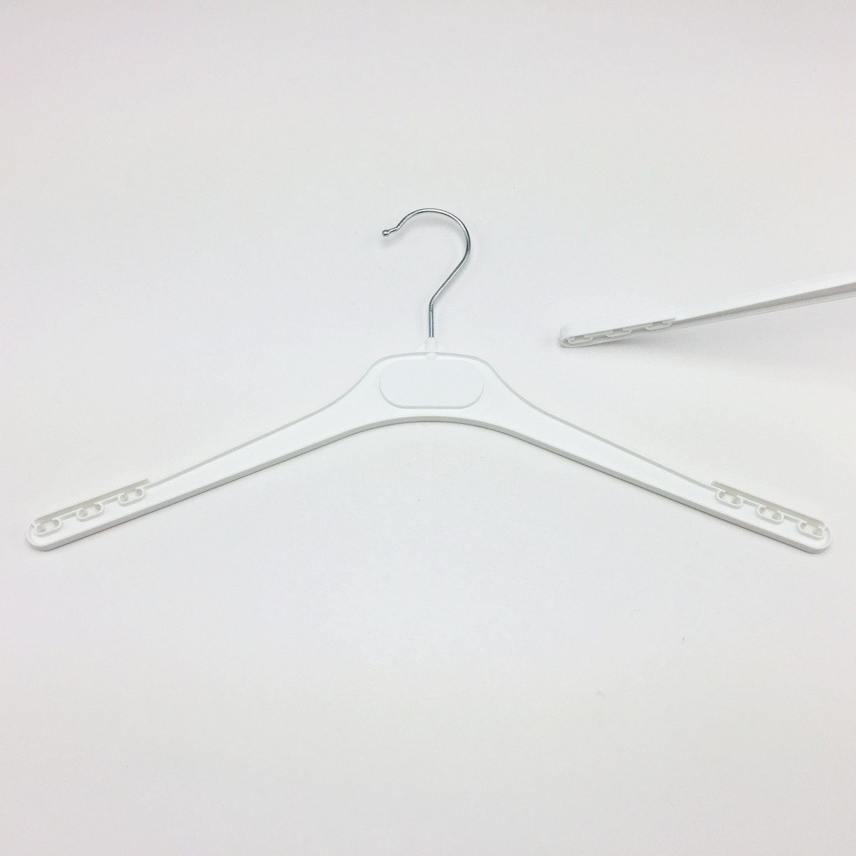Вішаки плічка для одягу пластикові W-DP42 білого кольору, довжина 420 мм