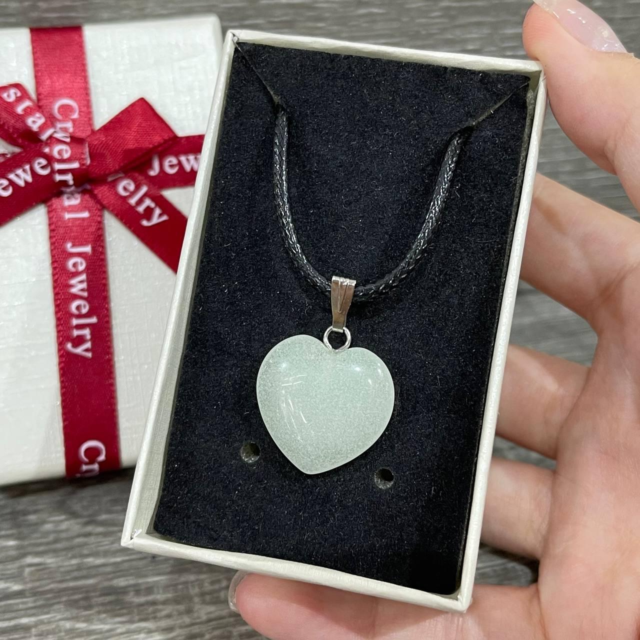 Оригінальний подарунок дівчині - кулон з натурального каменю Онікс у формі сердечка на шнурочку в коробочці