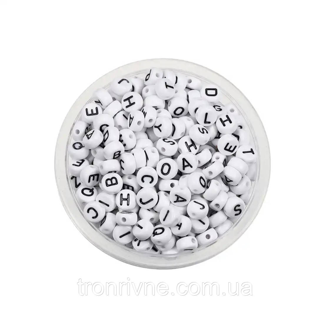 Бусини пластикові круглі 6х3 мм Англійський алфавіт чорно-білий в уп. 10 шт)