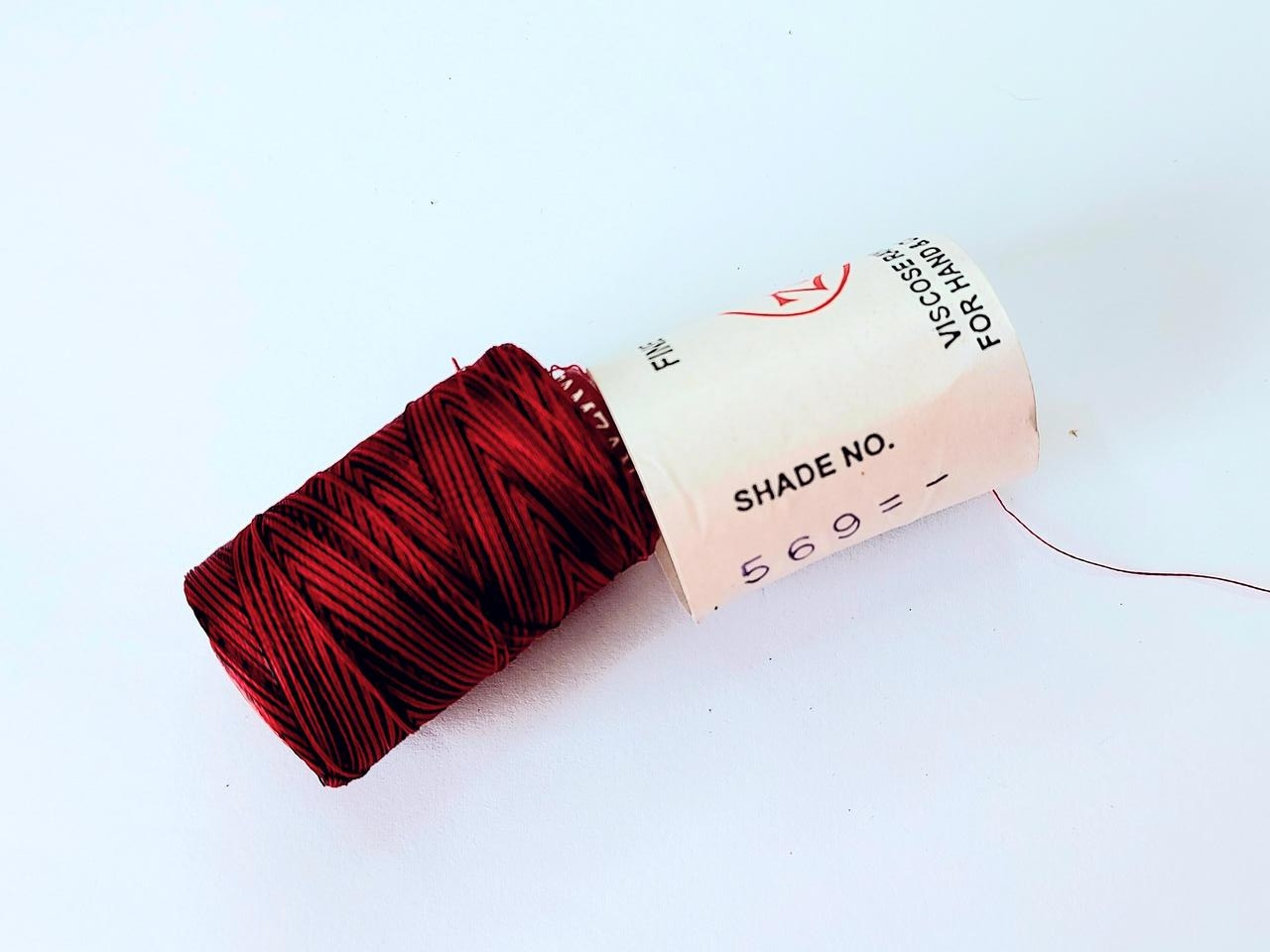 Нитки шовк віскоза для ручної та машинної вишивки 23 грам. Індія  № 569 червона з чорним