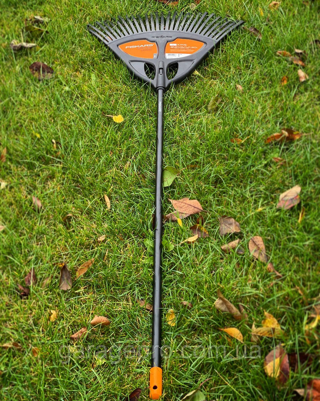 Великі садові граблі для прибирання листя та трави Fiskars Solid XL (1015645)