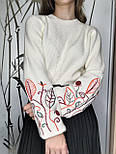 Жіноча ошатна кофточка - светр з вишивкою на рукавах, фото 3