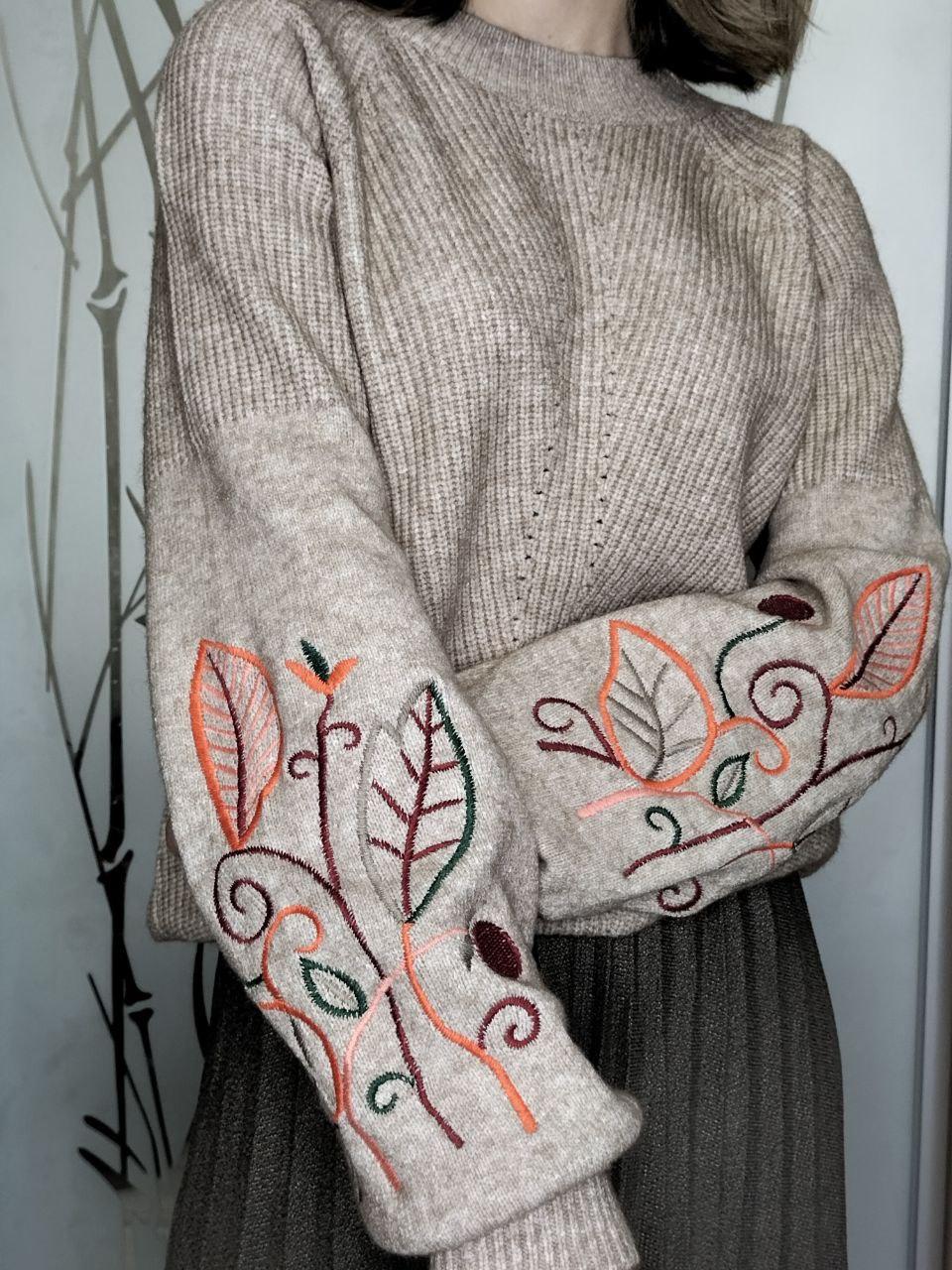 Жіноча ошатна кофточка - светр з вишивкою на рукавах, фото 1