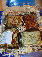 Подарочный набор орешки с медом 2.8кг на 8 марта
