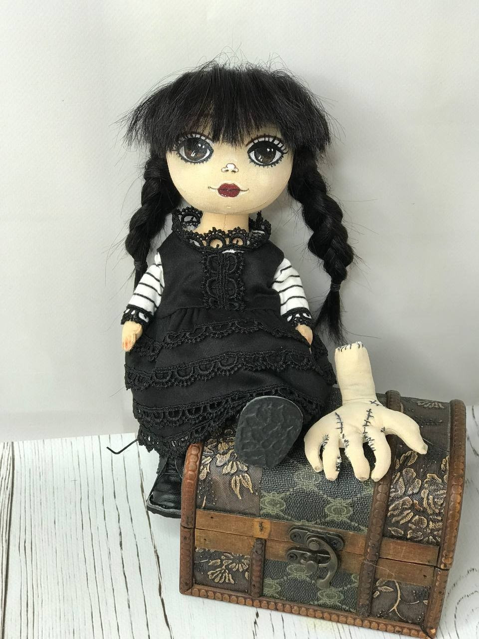 Авторская текстильная кукла для девочек ручной работы интерьерная Wednesday Addams Венсдей 24см - фото 2 - id-p2001490386