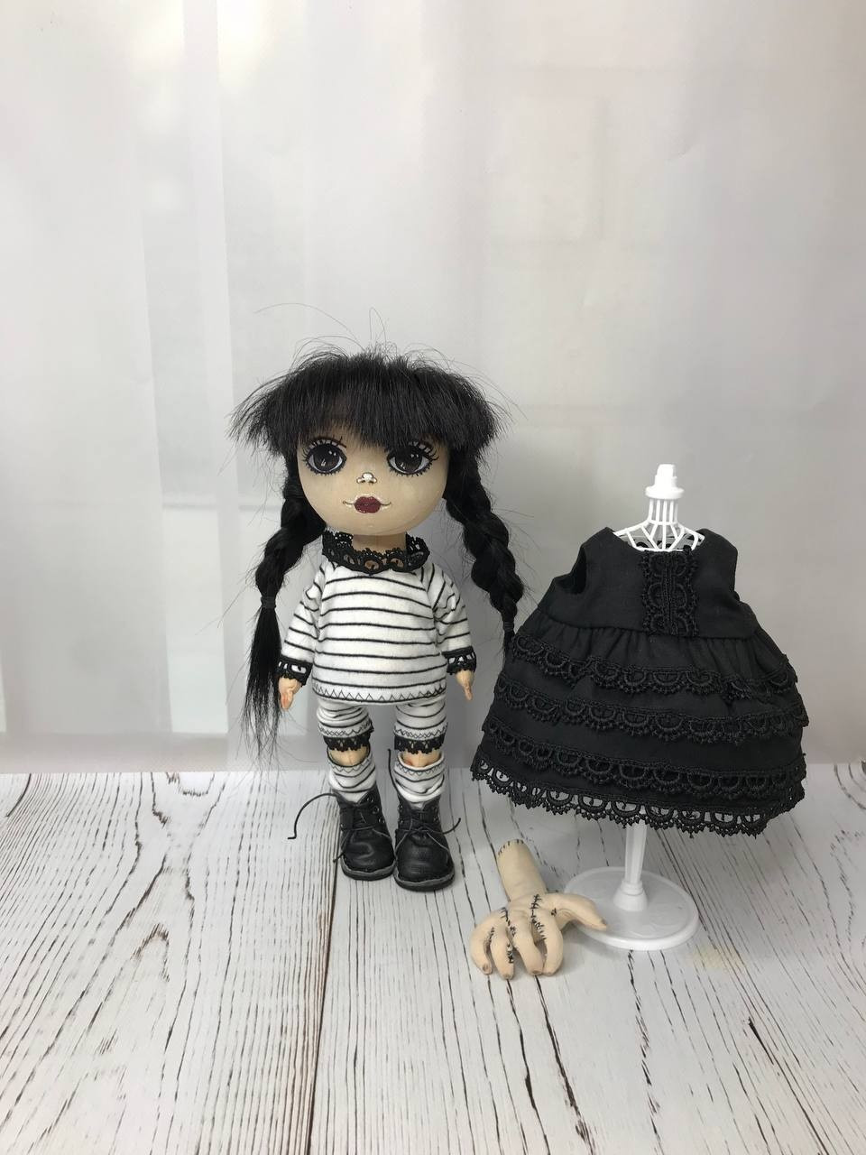 Авторская текстильная кукла для девочек ручной работы интерьерная Wednesday Addams Венсдей 24см - фото 5 - id-p2001490386