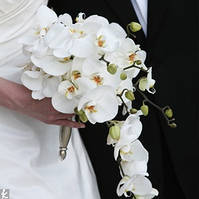 Весільний каскадний букет з орхідеями