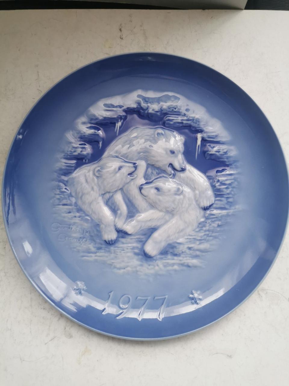 Колекційна, Фарфорова тарілка Материнська любов 1977, фото 1