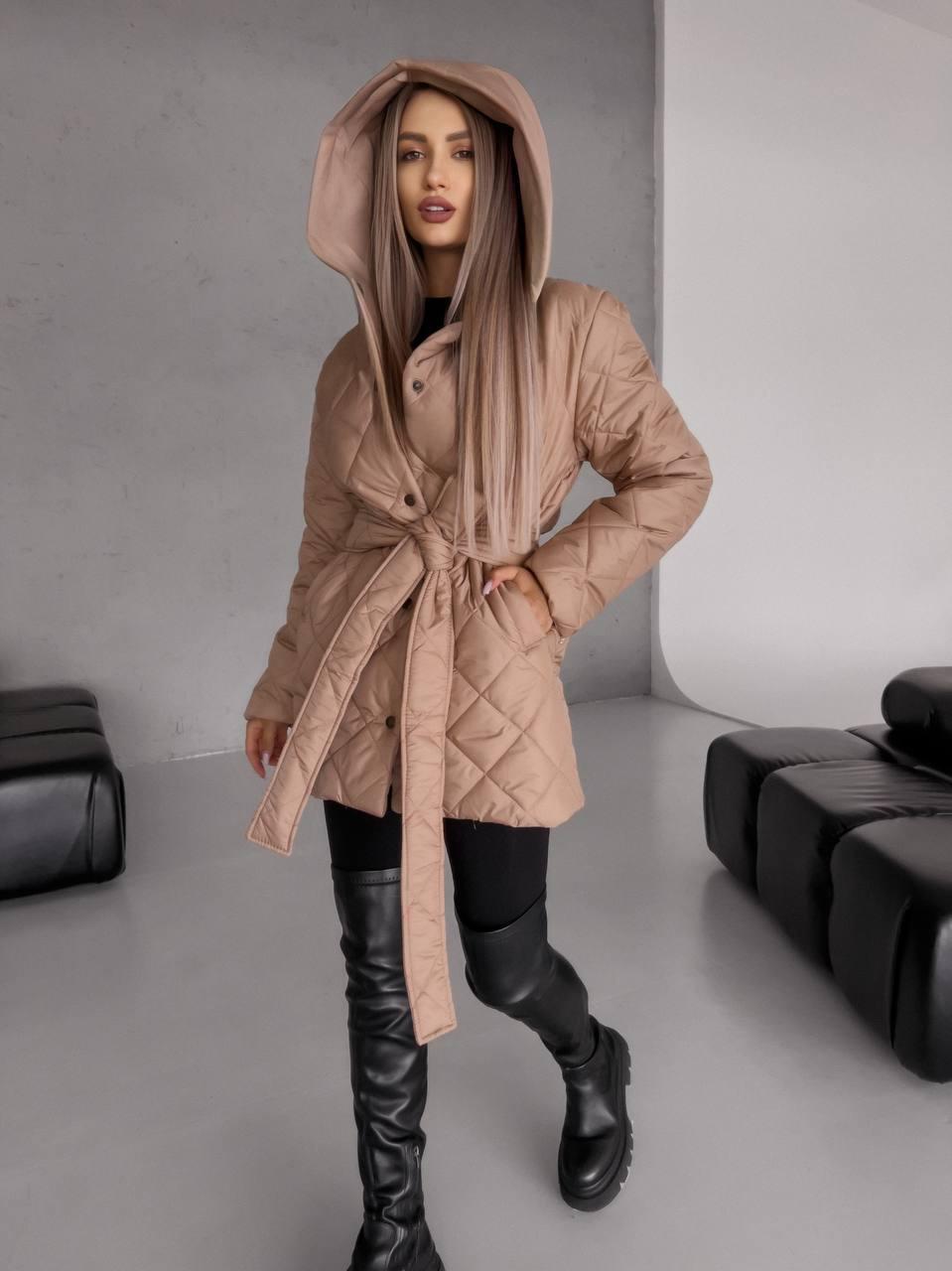 Женская теплая куртка стежка с затяжкой на поясе стеганная демисезонная курточка с капюшоном и поясом OS 42/44, Бежевый - фото 1 - id-p2002139956