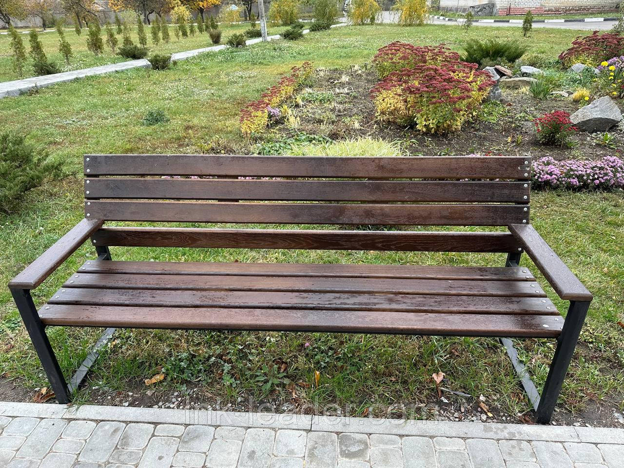Лавка на металевих ніжках