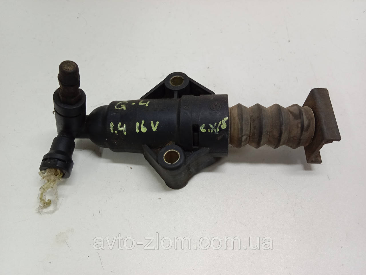 Робочий циліндр зчеплення Volkswagen Golf 4, Skoda Octavia. 1J0721261F.