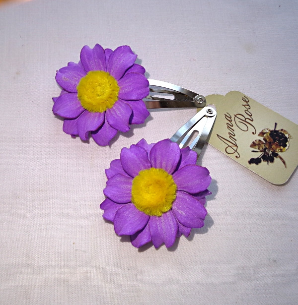 Шпилька тик так з квітами з фоамірану ручної роботи "Ромашка бузкова"-купити-в інтернет-магазині AnnaRose