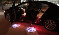 Светодиодная подсветка на двери автомобиля с логотипом Volkswagen