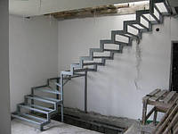 Лестница с перилами с центральной стойкой крутоизогнутая