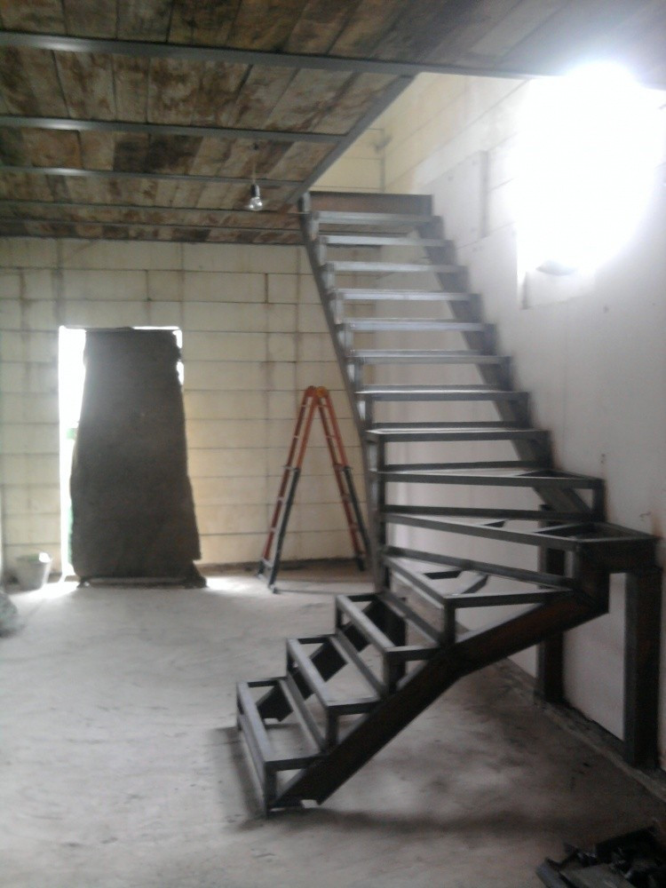 Лестница металлическая с перилами поворотная на косоурах - фото 6 - id-p2003064630