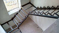 Лестница с металла с перилами П образная маршевая