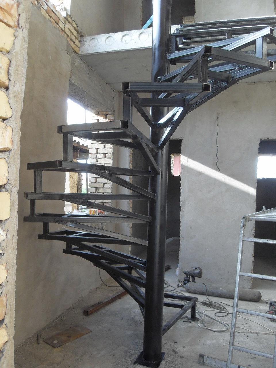 Лестница из металла с перилами винтовая на больцах - фото 1 - id-p2003064638