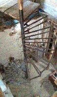 Лестница из металла с перилами винтовая с центральной стойкой