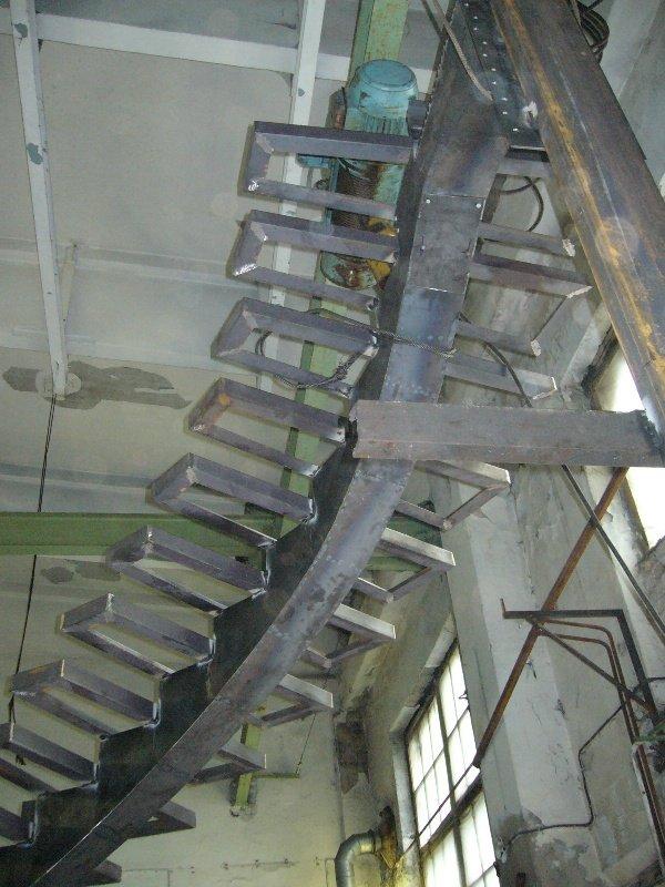 Лестница из металла с перилами крутоизогнутая кривоизогнутая криволинейная - фото 10 - id-p2003064643