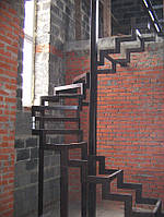Лестница из металла с перилами крутоизогнутая кривоизогнутая криволинейная подвесная