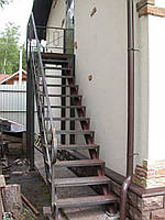 Лестница из металла с перилами прямая на улице на косоурах