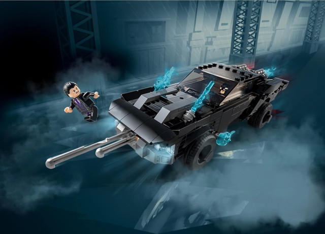 Конструктор LEGO Super Heroes DC Batman™ Бетмобіль: переслідування Пінгвіна (76181) Бетмен мчить Готем-сіті на своєму приголомшливому Бетмобілі. Лицар у плащі переслідує Пінгвіна, і синє полум'я виривається із вихлопної труби. Коли суперлиходій націлює на вас свою величезну ракету, саме час запустити мегаракети Бетмобіля! Бетмен виходить з машини, щоб оглянути пошкодження, а потім знову сідає в бетмобіль і з ревом вирушає назустріч черговій пригоді. Діти, яким подобається Бетмен, будуть зачаровані унікальним набором "Бетмобіль: погоня за Пінгвіном" LEGO® DC Batman (76181). Знаменитий бетмобіль, призначений для гри та демонстрації, дарує дітям віком від 8 років пригоди з фільму «Бетмен». Бетмобіль, що запускає ракети Цей готовий до бою Бетмобіль оснащений двома шутерами із пружинним механізмом. Коли діти натискають на пластини на капоті, шутери запускають вперед мегаракети, одночасно чи окремо. Лобове скло та дах піднімаються, так що за кермо можна посадити міні-фігурку Бетмена. Там навіть лишиться місце для п