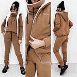Стильний трикотажний теплий жіночий костюм-трійка: штани + худі +жилетка на хутрі р.42-48. Арт-3304/14 бежевий, фото 4