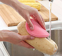 Силиконовая губка-щетка для мытья посуды розовая 11,5 см