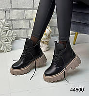 Женские зимние ботинки - Angelina, натуральная кожа черного цвета на бежевой подошве.