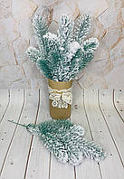 Искусственная ветка хвои в снегу на 5 веточек. Общая длина ветки - 33 см. Цвет - голубая ель.